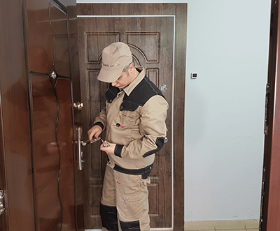 Мастер вскрывает дверь на вызове